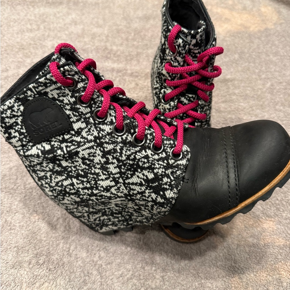 Sorel Black and White Boots with Pink Laces Women’s Size 7.5